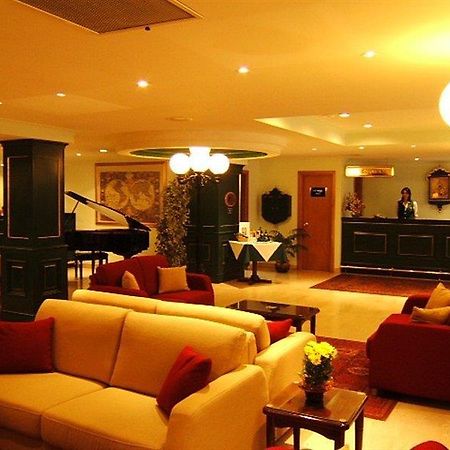 The Crown Hotel Буджибба Экстерьер фото