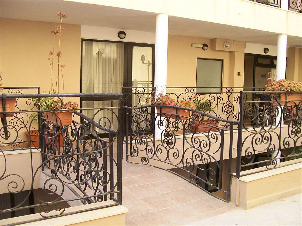 The Crown Hotel Буджибба Экстерьер фото