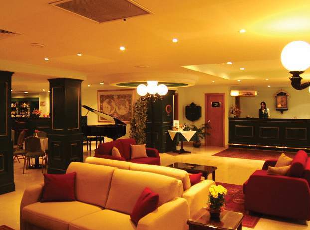 The Crown Hotel Буджибба Экстерьер фото